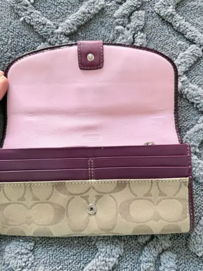 Cartera de mano Coach beige con detalles burdeos - miniatura 2
