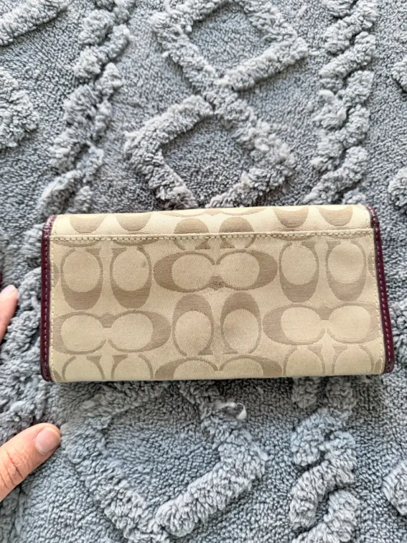 Cartera de mano Coach beige con detalles burdeos - 3