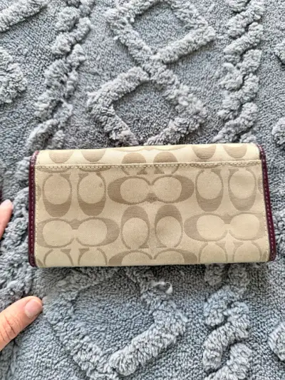 Cartera de mano Coach beige con detalles burdeos - miniatura 3