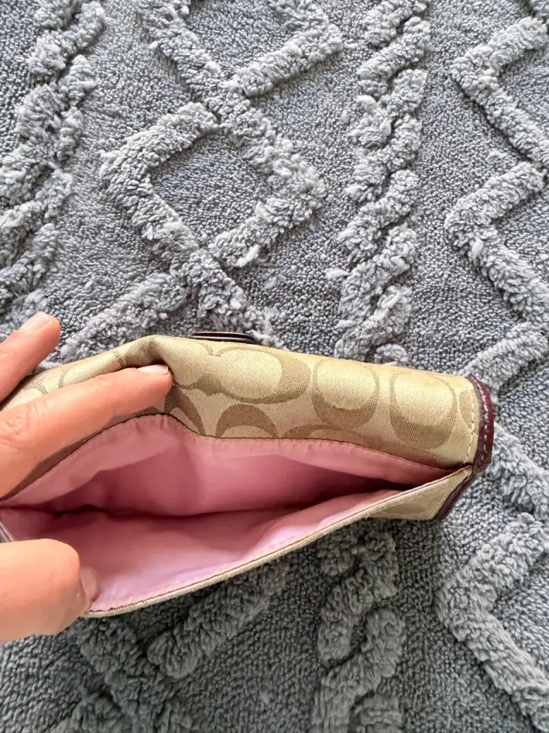 Cartera de mano Coach beige con detalles burdeos - 4