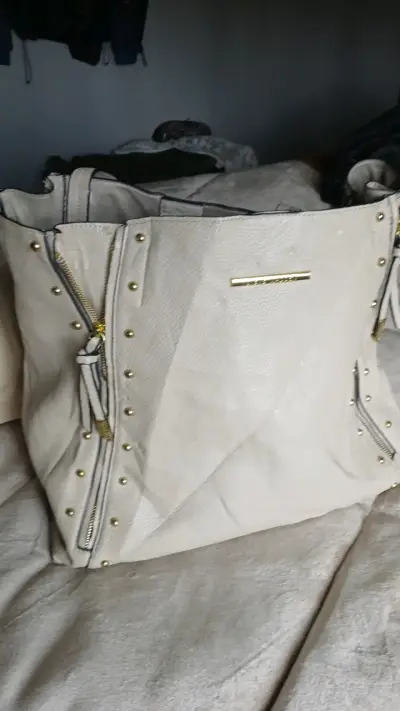 Bolso de cuero beige con tachas Steve Madden - miniatura 1
