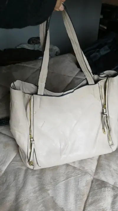 Bolso de cuero beige con tachas Steve Madden - miniatura 3