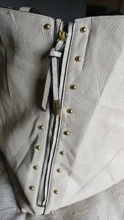 Bolso de cuero beige con tachas Steve Madden - miniatura 5