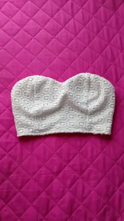 Top strapless blanco con textura - miniatura 1