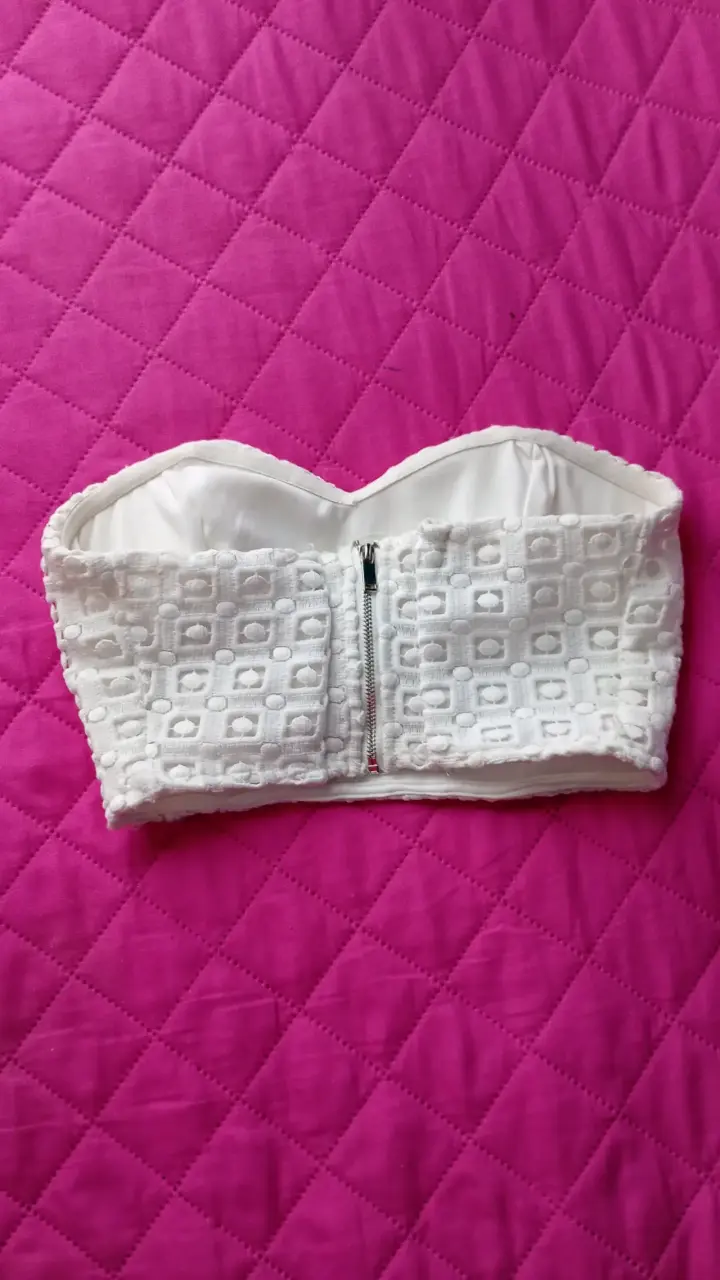 Top strapless blanco con textura - 2