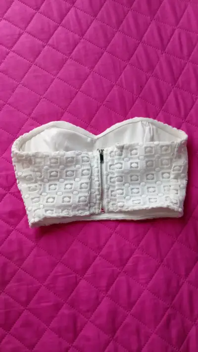 Top strapless blanco con textura - miniatura 2