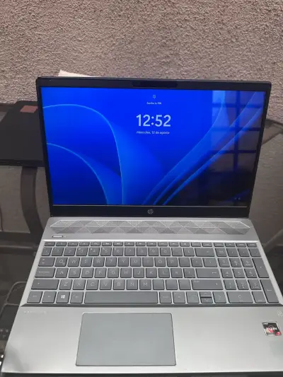 Laptop HP Pavilion con pantalla dañada - miniatura 1