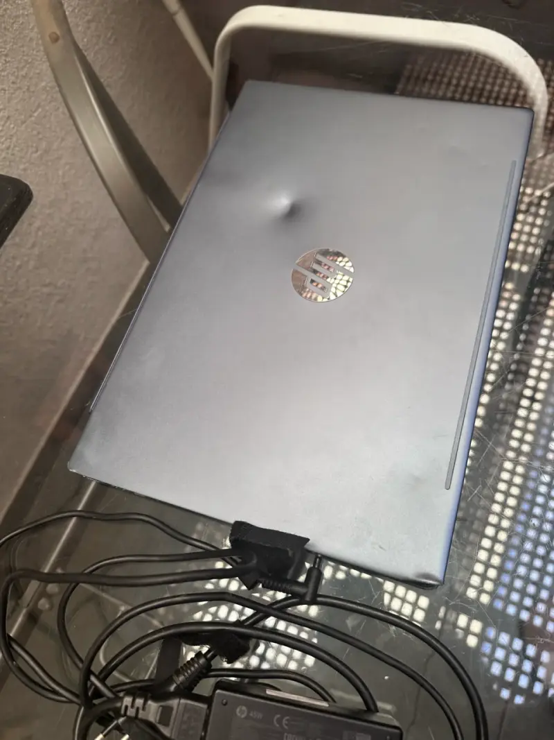 Laptop HP Pavilion con pantalla dañada - 3