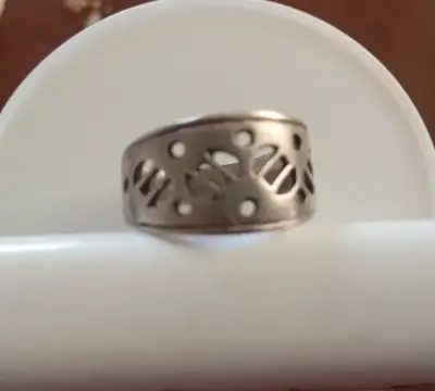 Anillo de plata con diseño calado - miniatura 1