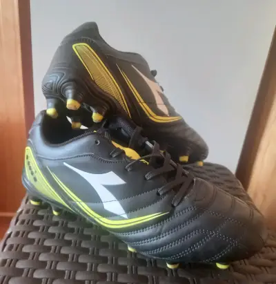 Botines de fútbol negros y amarillos Diadora - miniatura 1