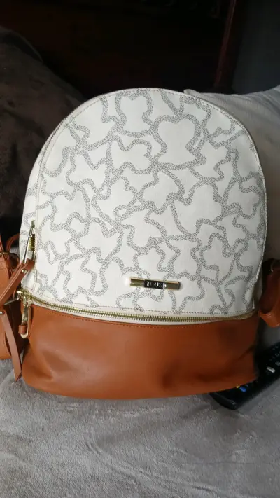 Mochila tous  beige y marrón con diseño moderno - miniatura 1