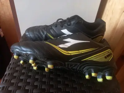 Botines de fútbol negros y amarillos Diadora - miniatura 2
