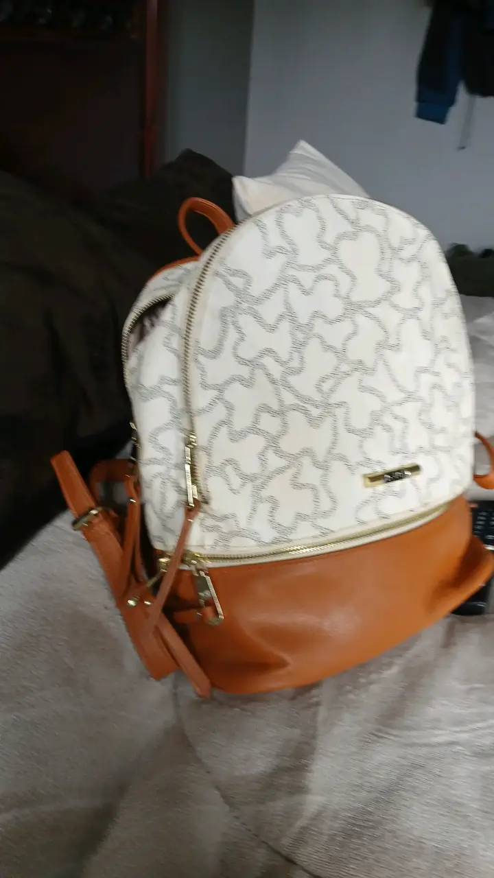 Mochila tous  beige y marrón con diseño moderno - 2