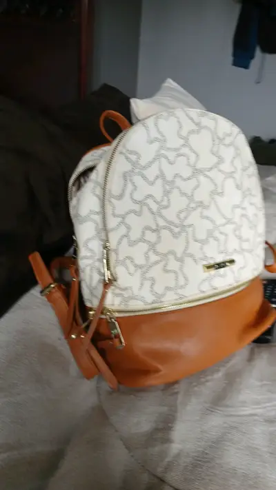 Mochila tous  beige y marrón con diseño moderno - miniatura 2