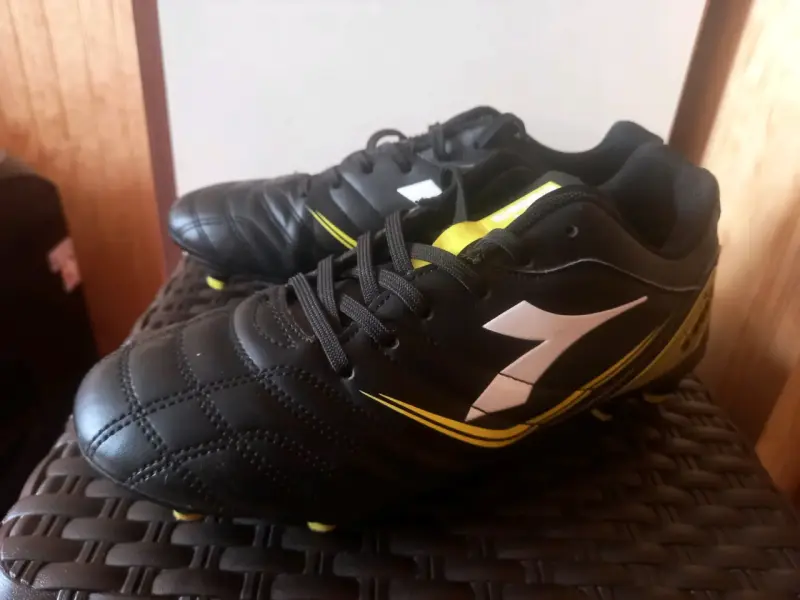 Botines de fútbol negros y amarillos Diadora - 3