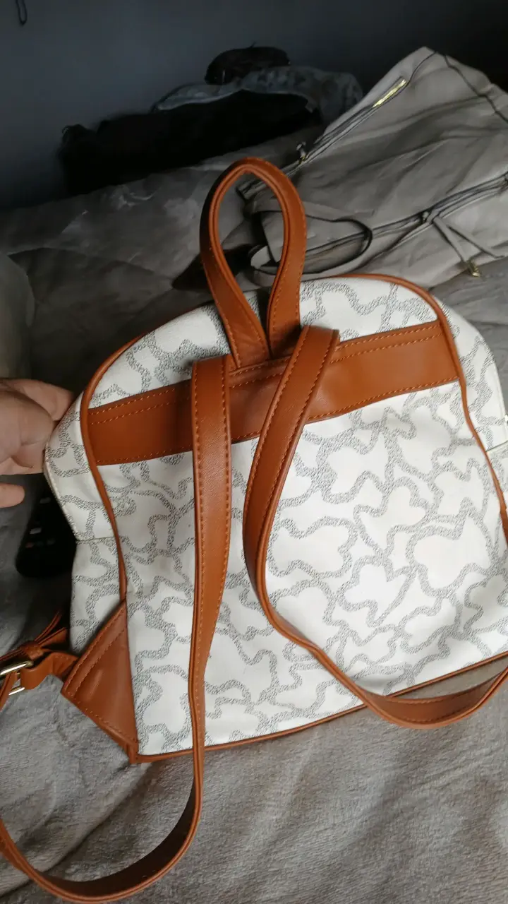 Mochila tous  beige y marrón con diseño moderno - 3