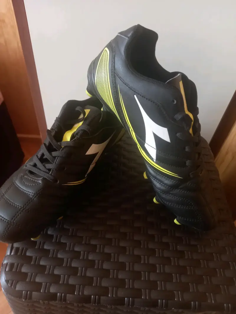 Botines de fútbol negros y amarillos Diadora - 4