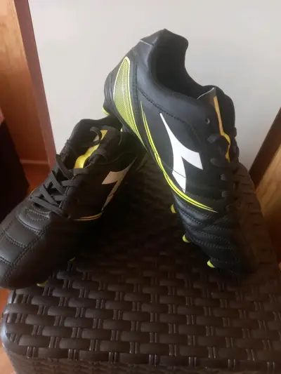 Botines de fútbol negros y amarillos Diadora - miniatura 4