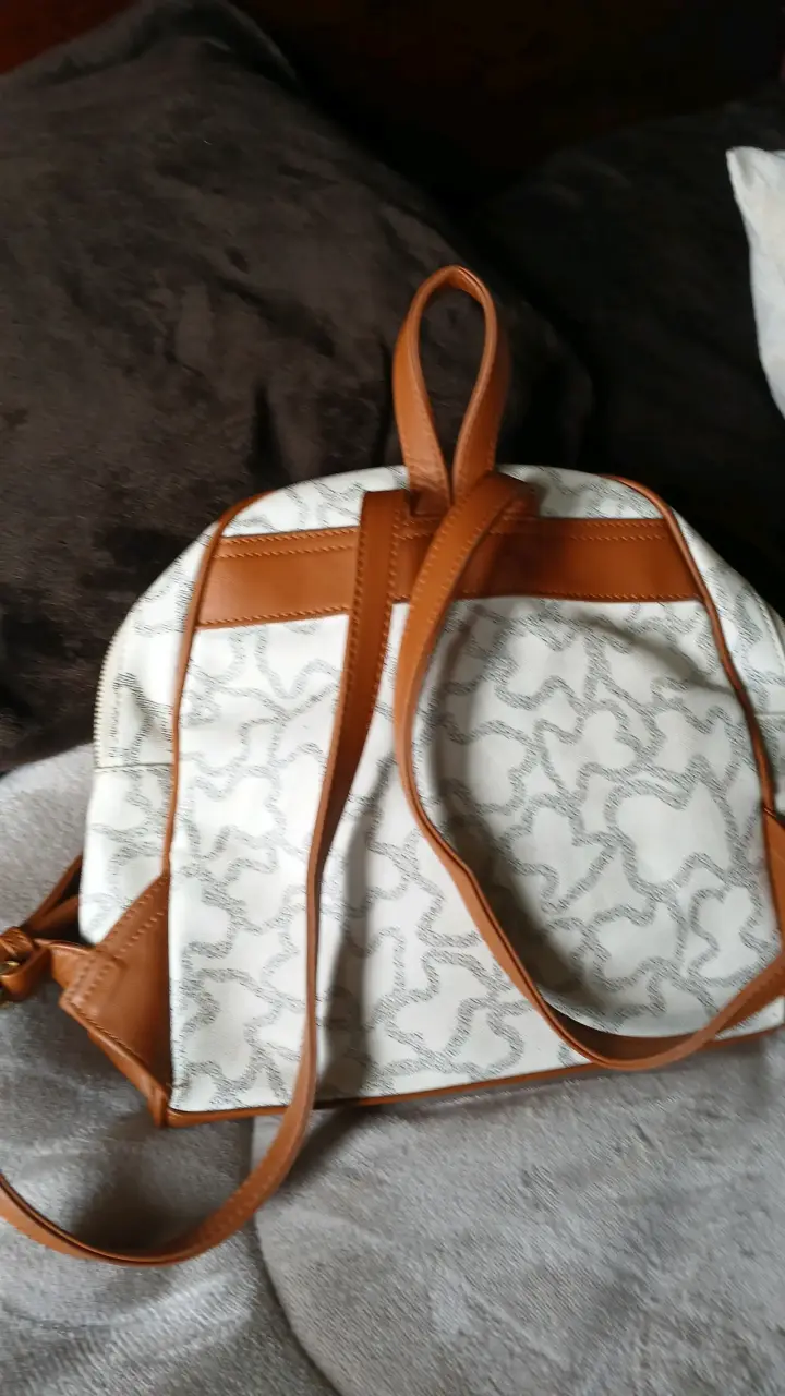 Mochila tous  beige y marrón con diseño moderno - 4