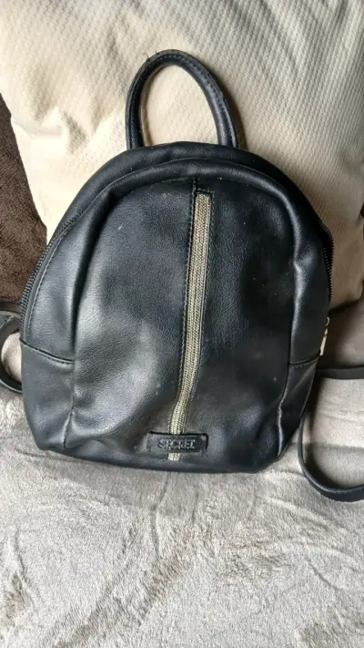 Mochila negra de cuero Secret - miniatura 1