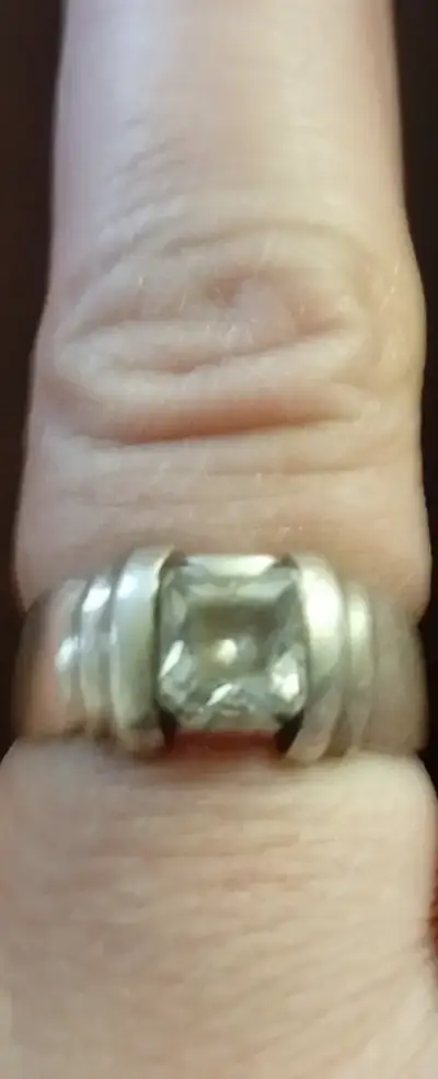 Anillo de plata con piedra principal circón - miniatura 1