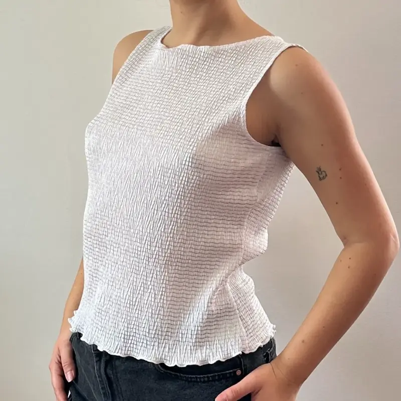 Polera sin mangas blanca de textura arrugada - 2