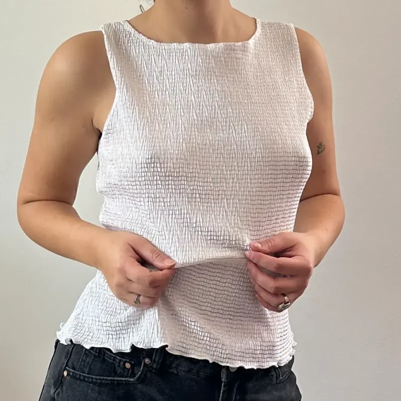 Polera sin mangas blanca de textura arrugada - 3
