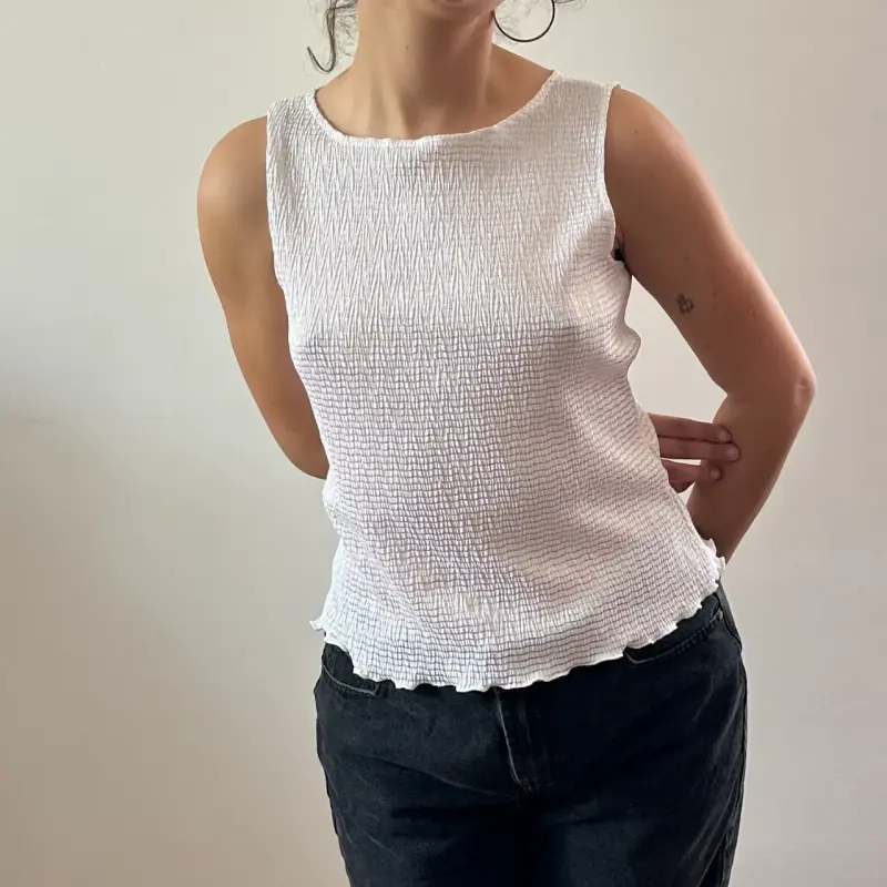 Polera sin mangas blanca de textura arrugada - 4