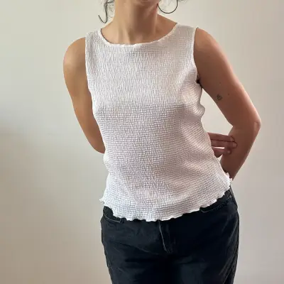 Polera sin mangas blanca de textura arrugada - miniatura 4