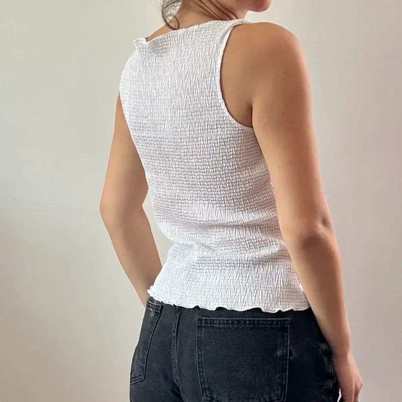 Polera sin mangas blanca de textura arrugada - 5