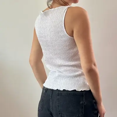 Polera sin mangas blanca de textura arrugada - miniatura 5