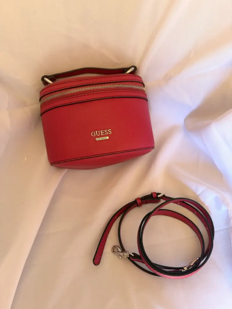 Bolso bandolera rojo Guess con correa ajustable