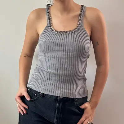 Polera sin mangas gris con cadena decorativa - miniatura 1