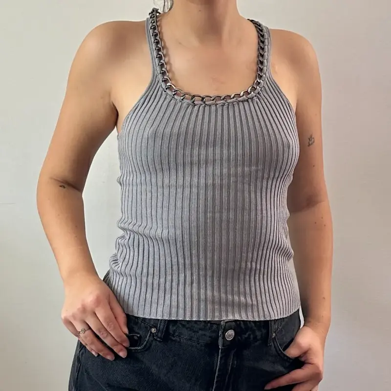 Polera sin mangas gris con cadena decorativa - 2