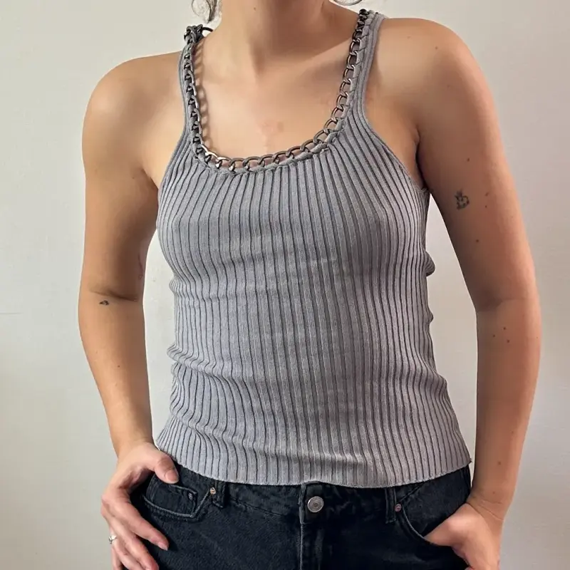 Polera sin mangas gris con cadena decorativa - 3