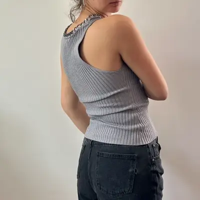 Polera sin mangas gris con cadena decorativa - miniatura 4