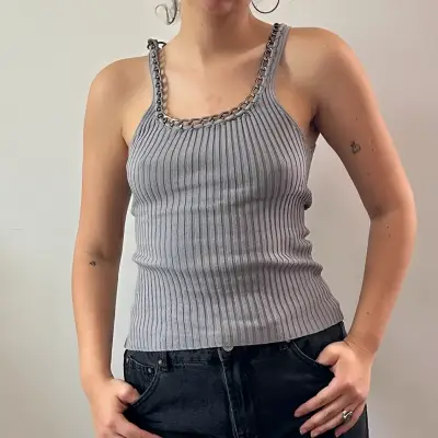 Polera sin mangas gris con cadena decorativa - miniatura 5