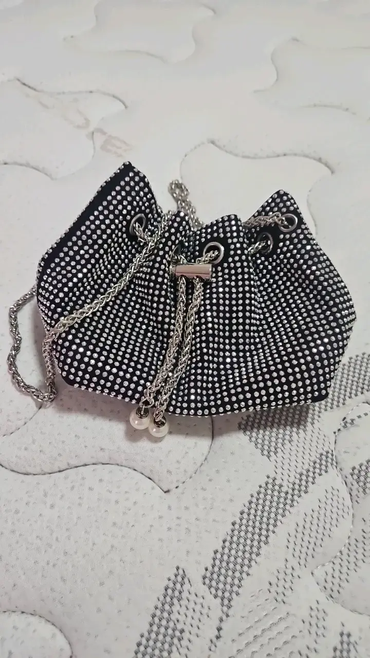 Bolso de mano con cadena y diseño de puntos