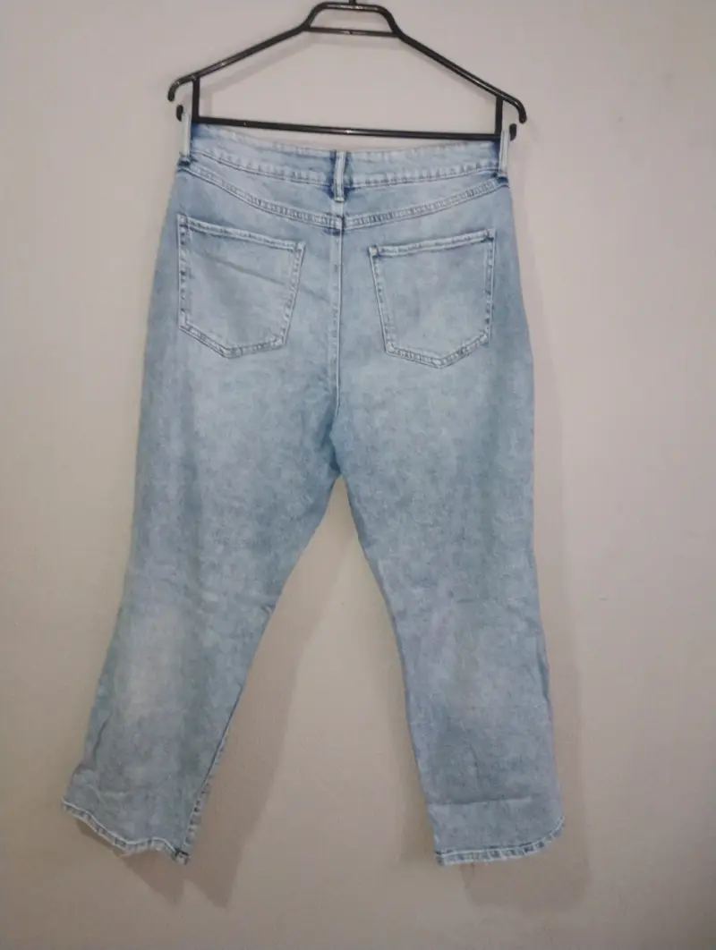 Jeans de mezclilla azul claro con roturas talla 40 - 2