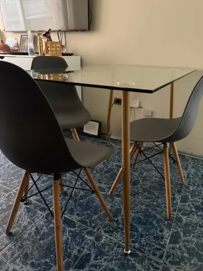 Juego de comedor moderno con mesa de vidrio y sillas - miniatura 1