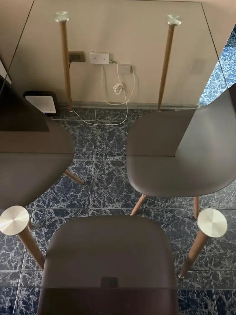 Juego de comedor moderno con mesa de vidrio y sillas - 2
