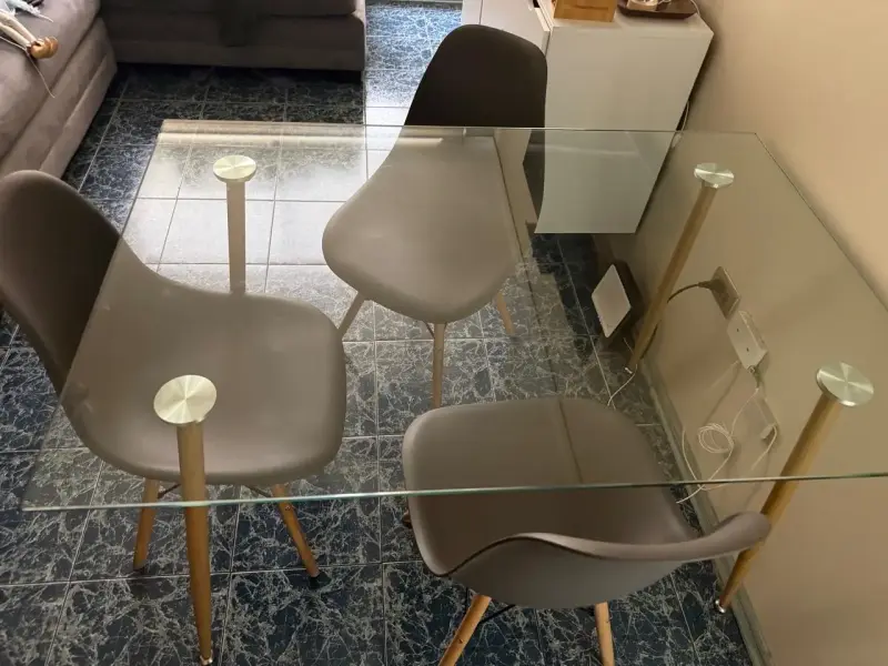Juego de comedor moderno con mesa de vidrio y sillas - 4