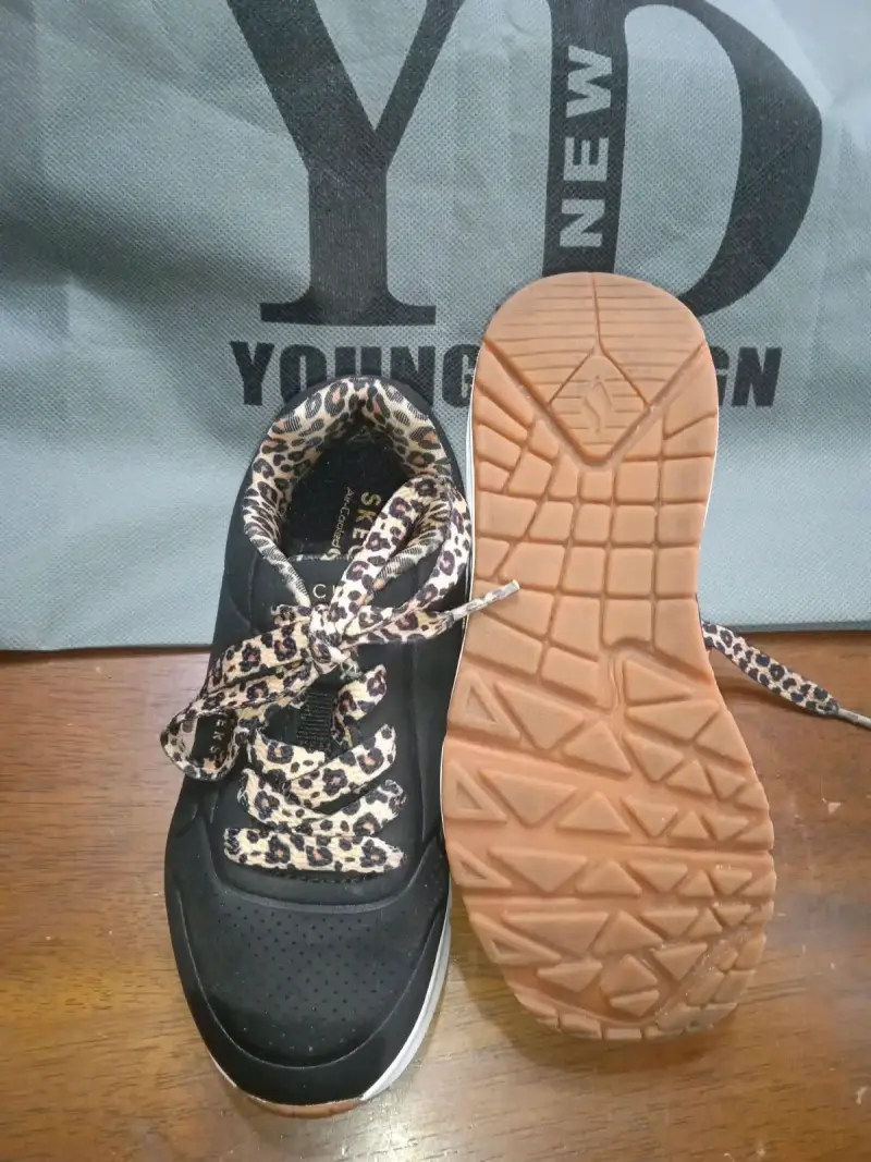 Zapatillas negras con diseño leopardo Skechers - 1