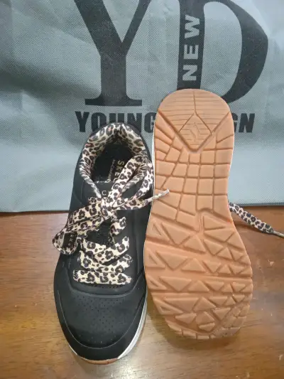 Zapatillas negras con diseño leopardo Skechers - miniatura 1