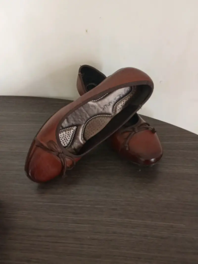Zapatos planos marrones para mujer con lazo - 1