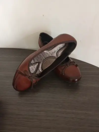 Zapatos planos marrones para mujer con lazo - miniatura 1
