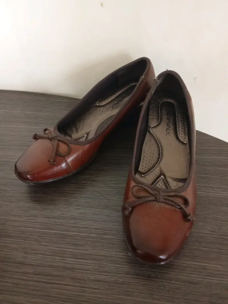 Zapatos planos marrones para mujer con lazo - 2