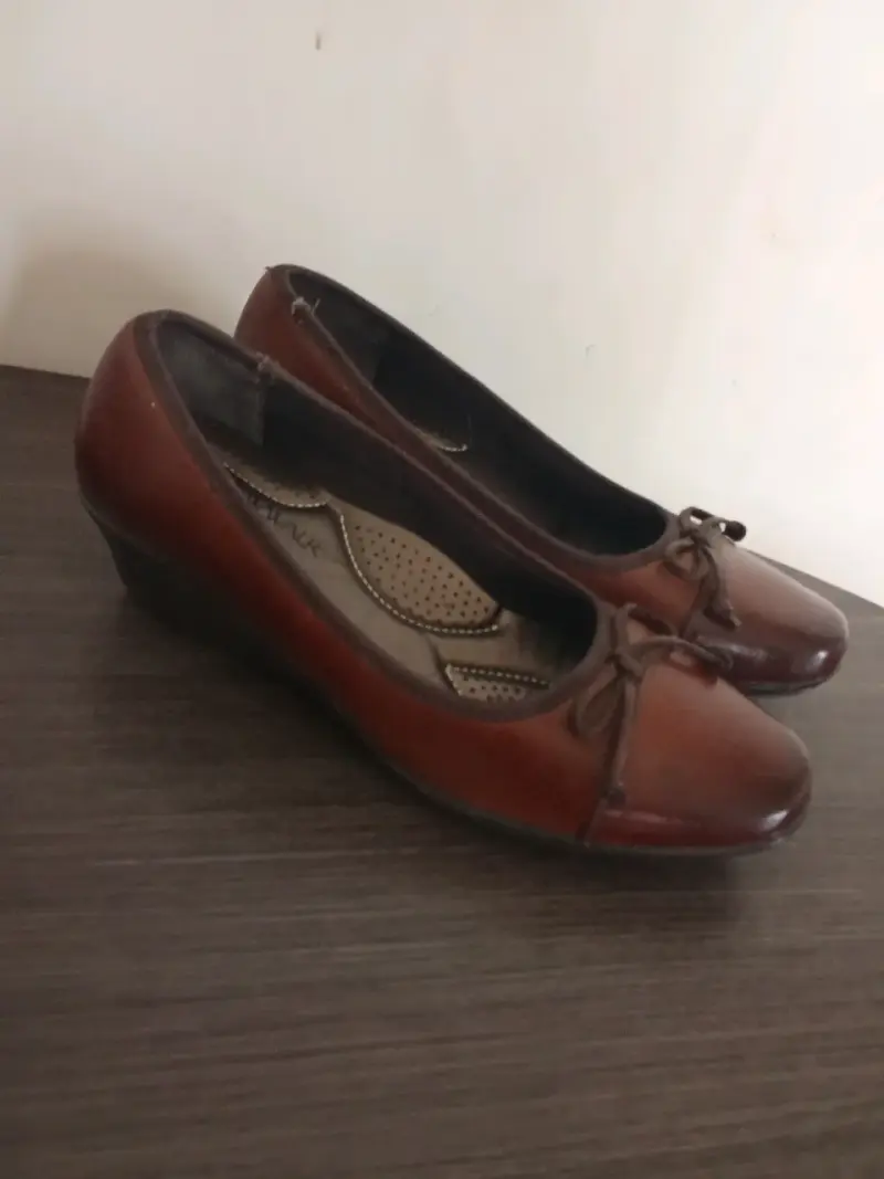Zapatos planos marrones para mujer con lazo - 3