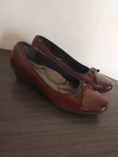 Zapatos planos marrones para mujer con lazo - miniatura 3