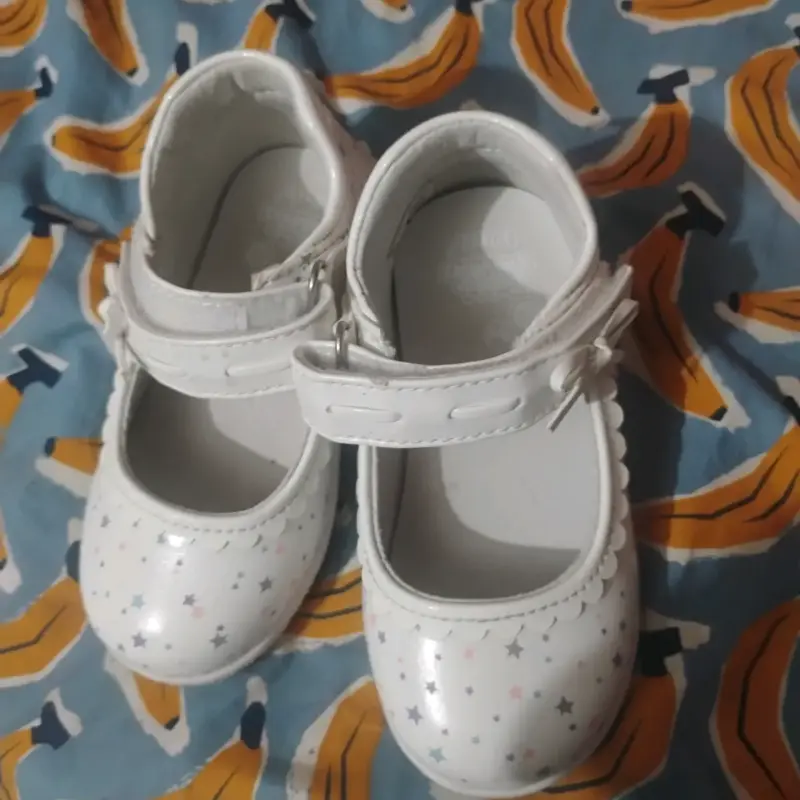Zapatos de niña blancos con estrellas y hebilla